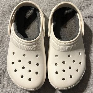 Little girl’s white crocs with fur size 1
